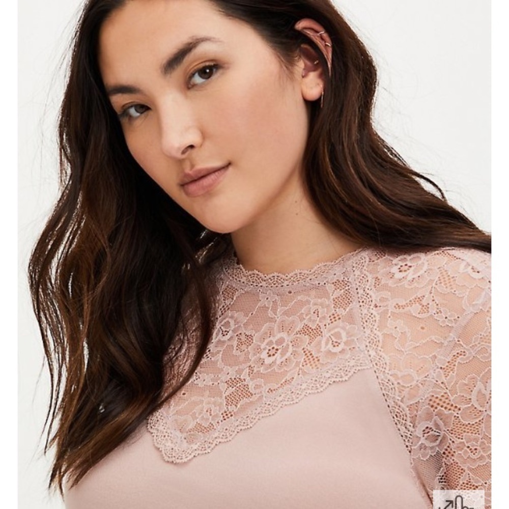 9.TORRID TAUPE CREPE AND LACE SHARKBITE TOP - Picture 4 of 16